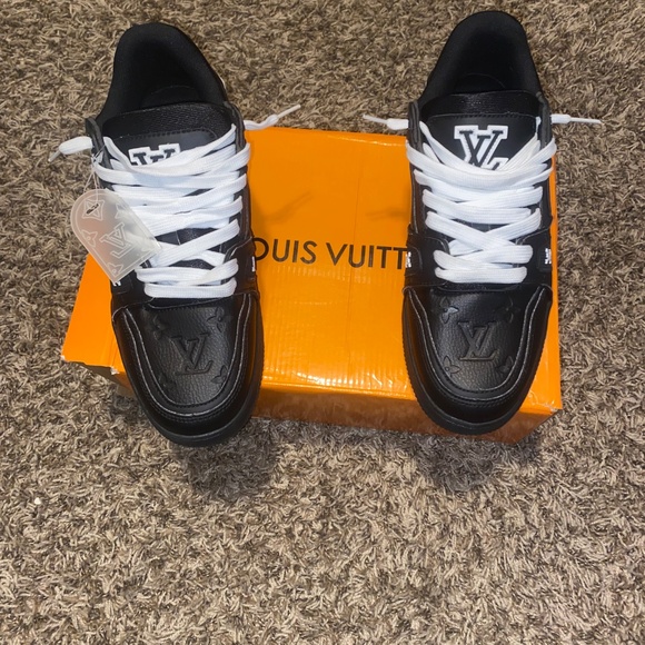 1AARES LV Trainer Sneaker - Picture 2 of 4